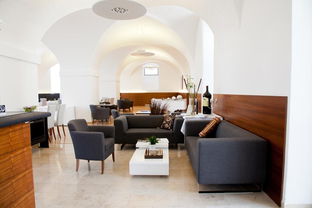 Hotel Altes Kloster Хайнбург ан дер Донау Екстериор снимка