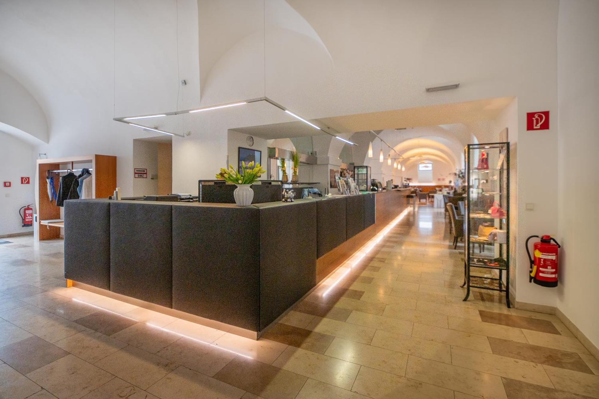 Hotel Altes Kloster Хайнбург ан дер Донау Екстериор снимка