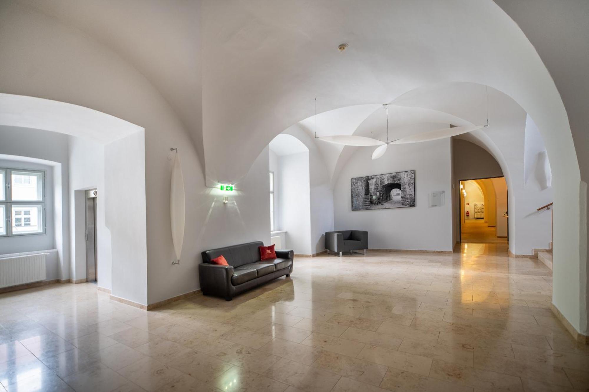 Hotel Altes Kloster Хайнбург ан дер Донау Екстериор снимка