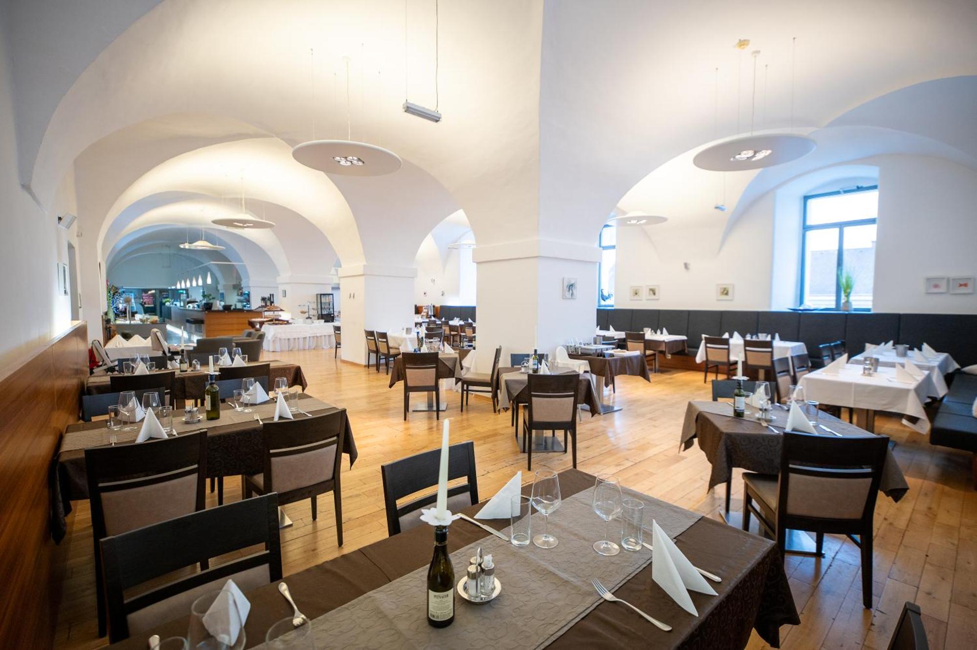 Hotel Altes Kloster Хайнбург ан дер Донау Екстериор снимка