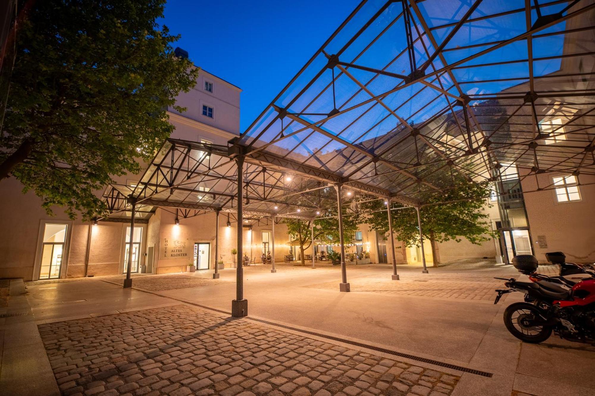 Hotel Altes Kloster Хайнбург ан дер Донау Екстериор снимка