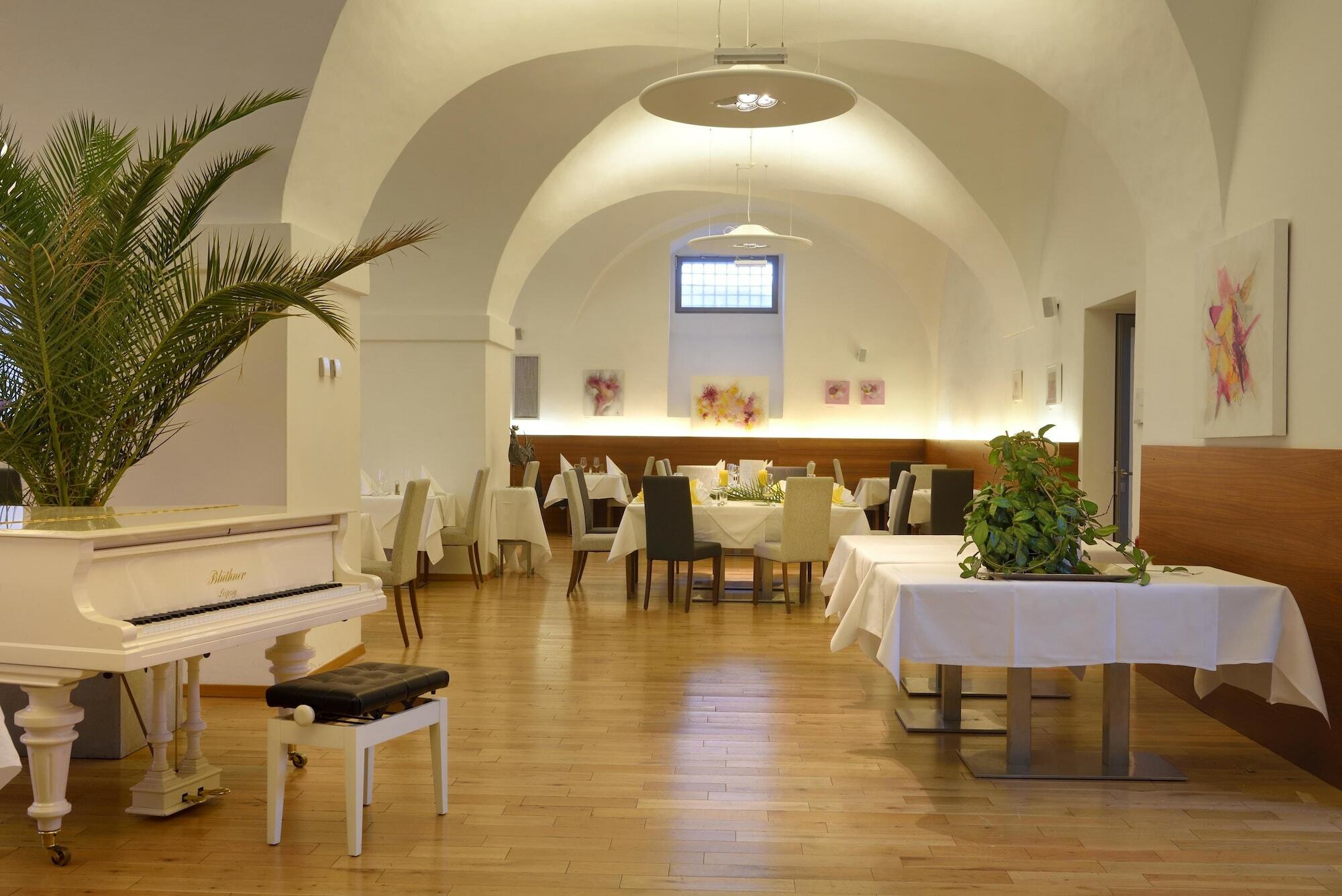 Hotel Altes Kloster Хайнбург ан дер Донау Екстериор снимка